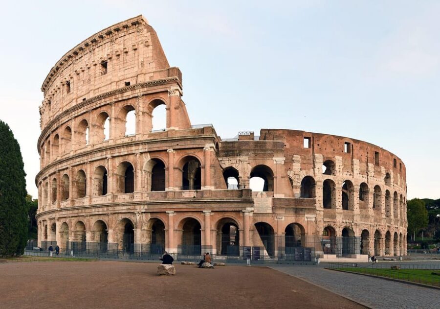 Rome: Audio guide of the Colosseum - The 40-minute narrative: architecture, glory, and decline