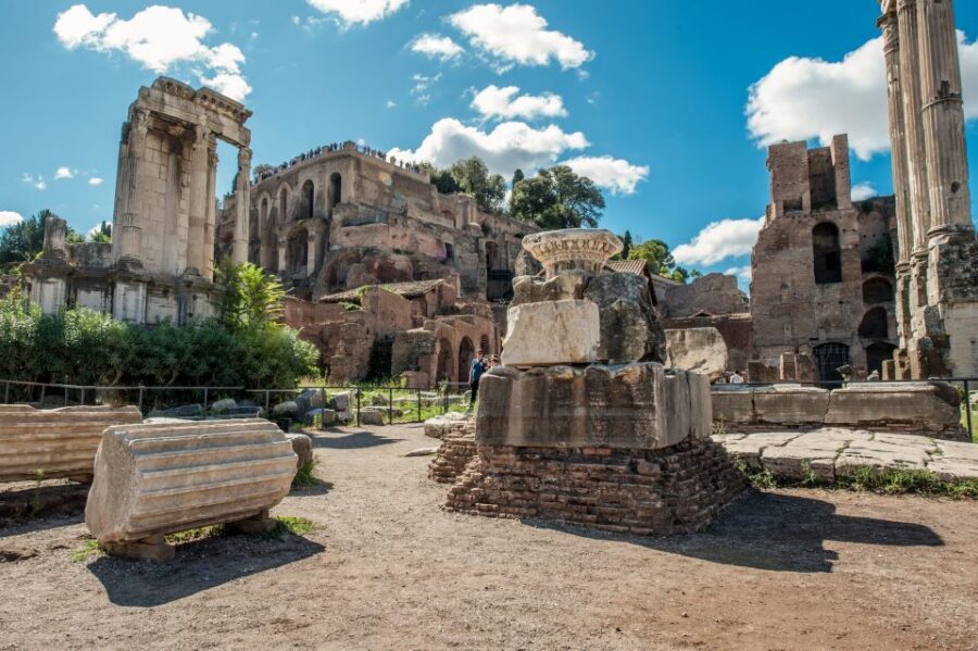 Rome: Colosseum Arena, Roman Forum & Palatine Tour - Triumphal arches of Titus and Constantine: imperial power made stone